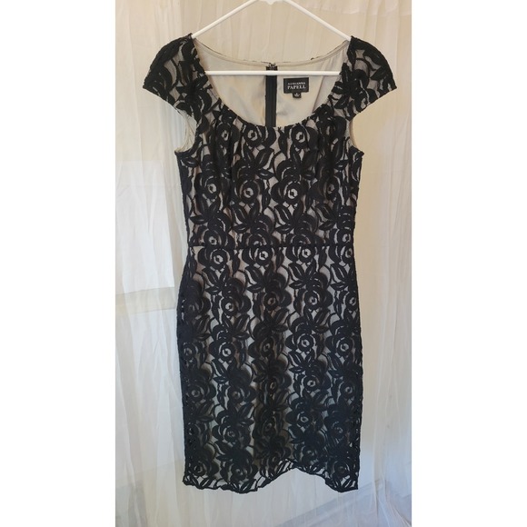 Adrianna Papell Dresses & Skirts - Adrianna Papell Black Lace Overlay Sheath Dress Scoop Neck Cap Sz 6(FLAW)